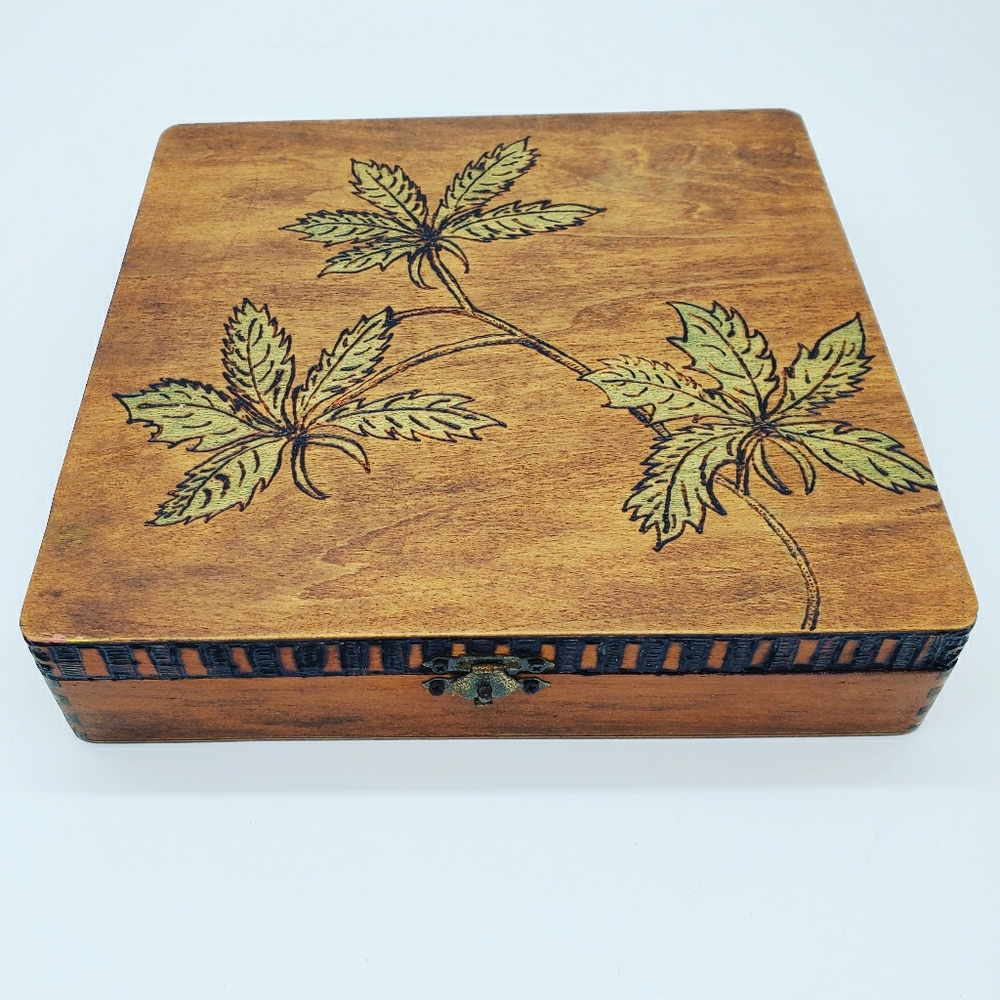 Hand etched, feltlined wooden stashbox: pot leaves